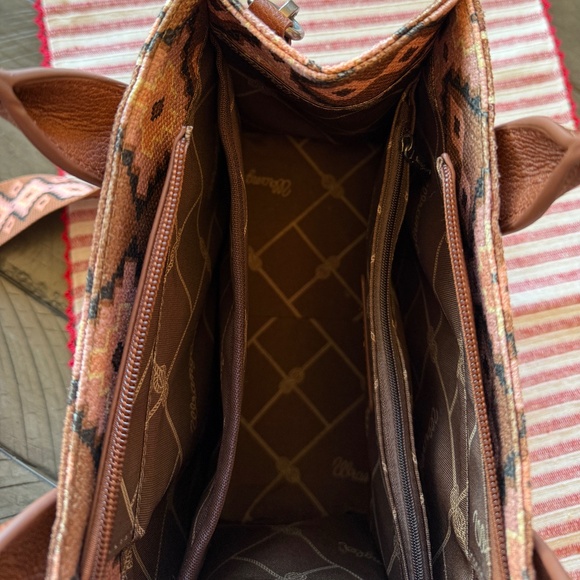 Wrangler tote - Picture 3 of 5